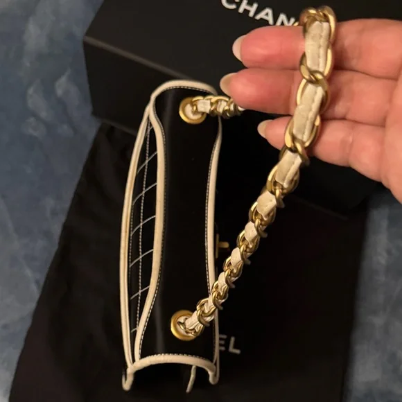 CHANEL Black and White Quilted Shoulder Bag with Gold Chain - Picture 7 of 15